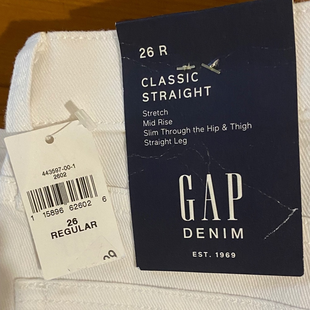 Gap Classic Straight Mid Rise  White Jeans Size 26 Regular (NWT)